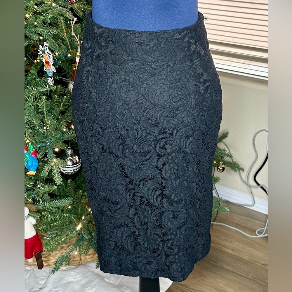 EUC EUC Burberry London Lace Trim Embellishment Knee-Length Skirt